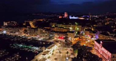 Cannes 'da gece görüşlü bir hava videosu. Cannes 'da prestijli bir gece hayatı. Cannes, Cote Azur, Fransız Rivierası.
