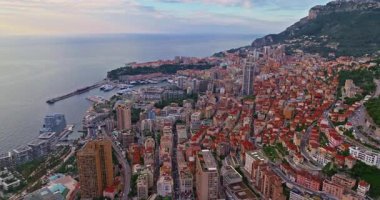 Akdeniz 'de küçük bir ülke olan Monako' nun, modern yüksek binaların, Monte Carlo, Monako 'nun gökyüzü manzarası..