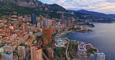 Akdeniz 'de küçük bir ülke olan Monako' nun, modern yüksek binaların, Monte Carlo, Monako 'nun gökyüzü manzarası..