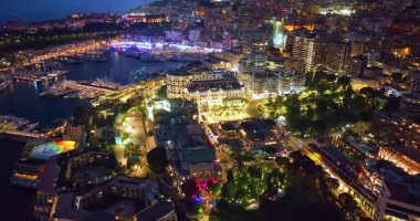 Monako şehir merkezinin gece lambalı havadan görüntüsü. Fransa.