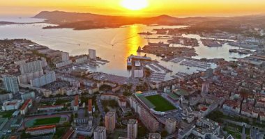 Günbatımında renkli evleri olan Marina Limanı 'ndaki gemi ve teknelerle Toulon' un hava manzarası. Fransa.