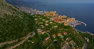 Monako şehir merkezinin havadan görünüşü. Monte Carlo, Monaco 'daki trafiğin kuş bakışı görüntüsü. Monako şehrinin havadan görünüşü.