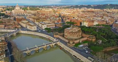 Castel Saint Angel ve Ponte 'nin hava görüntüsü veya Tiber, Roma, İtalya' da heykeller ile SantAngelo köprüsü.