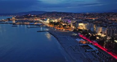 Cannes 'da gece görüşlü bir hava videosu. Cannes 'da prestijli bir gece hayatı. Cannes, Cote Azur, Fransız Rivierası.