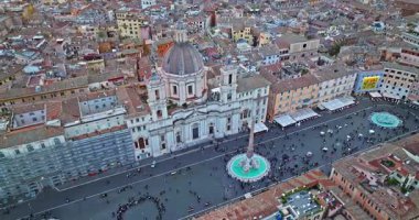 İtalya, Roma 'daki Piazza Navona' nın hava manzarası. Güneşli bir günde.
