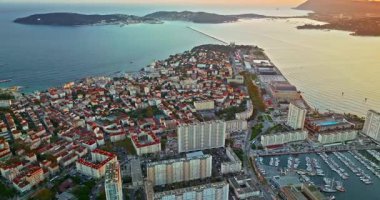 Günbatımında renkli evleri olan Marina Limanı 'ndaki gemi ve teknelerle Toulon' un hava manzarası. Fransa.