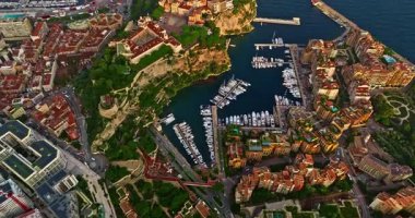Monako şehir merkezinin havadan görünüşü. Monte Carlo, Monaco 'daki trafiğin kuş bakışı görüntüsü. Monako şehrinin havadan görünüşü.