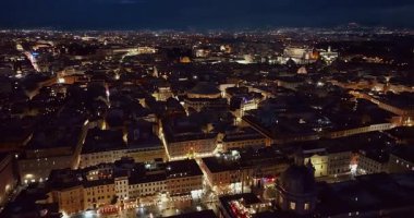 Gece Roma, İtalya 'da Pantheon' un hava manzarası. Gece hava manzaralı Pantheon, tarihi şehir merkezi. Şehir silüeti.