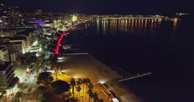 Cannes 'da gece görüşlü bir hava videosu. Cannes 'da prestijli bir gece hayatı. Cannes, Cote Azur, Fransız Rivierası.