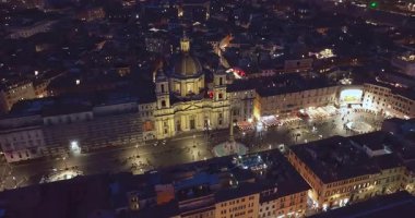Roma, İtalya 'daki Piazza Navona' nın gece görüş açısı..