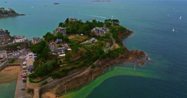 Brittany 'deki Douarnenez limanında hava manzarası. Yatları ve tekneleri olan sessiz bir balıkçı teknesi, Brittany, Fransa.