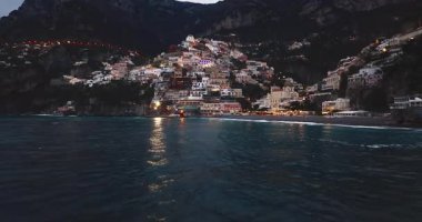 Positano 'nun havadan görünüşü. Gece vakti ışık saçan ünlü renkli evler. İtalya, Amalfi Sahili 'nde muhteşem bir mimari..