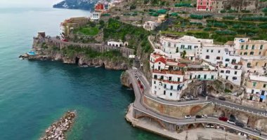 İtalya 'nın ünlü Amalfi Sahili' nin Atrani manzarası. Amalfi sahilinin ünlü turistik beldesi..