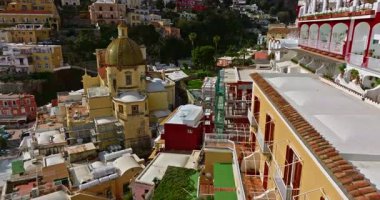 Positano 'nun havadan görünüşü. Marina Grande plajı, belediye binası, Amalfi sahilindeki SantAndrea Duomo çan kulesi, İtalya.