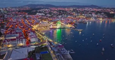 Merkezin havadan görünüşü ve Cascais şehrinin gece seti. Portekiz 'in Cascais şehrinin güzel aydınlanması.
