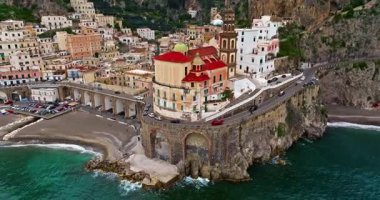 İtalya 'nın ünlü Amalfi Sahili' nin Atrani manzarası. Amalfi sahilinin ünlü turistik beldesi..