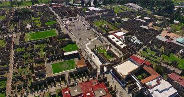 Pompei 'nin havadan görünüşü. Pompeii, İtalya 'da büyük ölçekli bir arkeoloji kompleksi olan büyük bir antik Roma kentidir..
