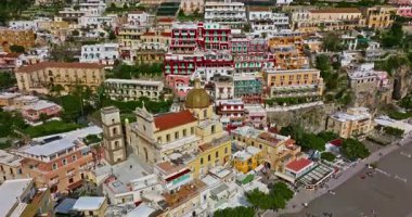 Positano 'nun havadan görünüşü, Amalfi. Güney İtalya 'daki ünlü Positano tatil köyünün renkli evleri..