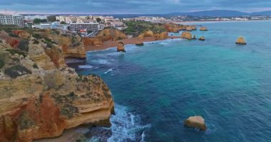 Lagos, Algarve, Portekiz 'deki Camilo plajının hava manzarası..