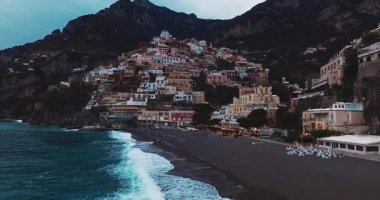 Positano 'nun havadan görünüşü. Meşhur renkli evler. İtalya, Amalfi Sahili 'nde muhteşem bir mimari..