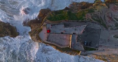 Nazare Deniz fenerinin hava manzarası. Dünyanın en büyük dalgaları çarpıcı deniz fenerinin kayalarına çarpıyor. Portekiz.