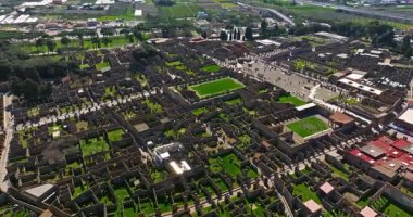 Pompei 'nin havadan görünüşü. Pompeii, İtalya 'da büyük ölçekli bir arkeoloji kompleksi olan büyük bir antik Roma kentidir..