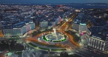 Hava manzaralı Lizbon şehri, gece Pombal Meydanı Markizi. Dolambaçlı Dolaşım 'ın havadan görünüşü. Lizbon, Portekiz.