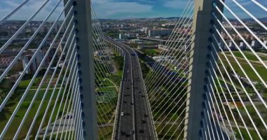 Portekiz, Lizbon 'daki Tagus Nehri' ni geçen Vasco da Gama köprüsünün hava görüntüsü. Modern tasarım.