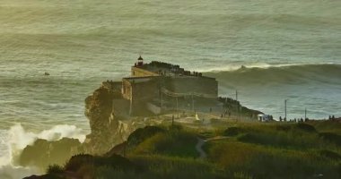 Okyanus kıyısının kenarında ikonik deniz feneri olan havadan görüntüsü. Portekiz 'de Atlantik' in güzel doğası.