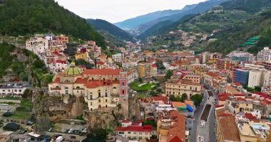 Maiori tatil köyünün havadan görünüşü, Amalfi sahili, İtalya.