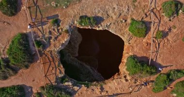 Benagil Mağarası 'nın havadan görünüşü, Portekiz, Algarve' deki dairesel uçurum üstü delikten görülüyor..