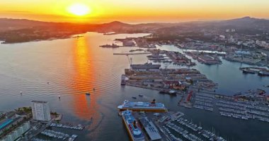 Günbatımında renkli evleri olan Marina Limanı 'ndaki gemi ve teknelerle Toulon' un hava manzarası. Fransa.