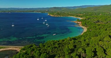 Saint Tropez, Cote dAzur, Fransa yakınlarındaki güzel bir yere demirlemiş yatların hava manzarası.