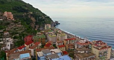 Maiori tatil köyünün havadan görünüşü, Amalfi sahili, İtalya.