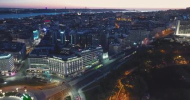 Hava manzaralı Lizbon şehri, gece Pombal Meydanı Markizi. Dolambaçlı Dolaşım 'ın havadan görünüşü. Lizbon, Portekiz.