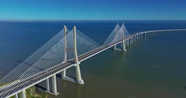 Portekiz, Lizbon 'daki Tagus Nehri' ni geçen Vasco da Gama köprüsünün hava görüntüsü. Modern tasarım.