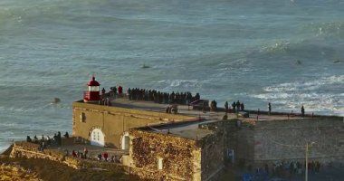 Okyanus kıyısının kenarında ikonik deniz feneri olan havadan görüntüsü. Portekiz 'de Atlantik' in güzel doğası.