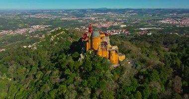 Sintra, Lizbon, Portekiz 'deki ünlü tarihi Pena Sarayı' nın hava manzarası.