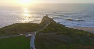 Nazare Deniz fenerinin hava manzarası. Dünyanın en büyük dalgaları çarpıcı deniz fenerinin kayalarına çarpıyor. Portekiz.