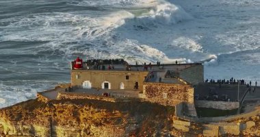 Nazare Deniz fenerinin hava manzarası. Dünyanın en büyük dalgaları çarpıcı deniz fenerinin kayalarına çarpıyor. Portekiz.