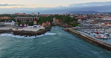 Portekiz 'in Lizbon bölgesindeki tarihi Santa Marta Deniz feneri yakınlarındaki Cascais hava manzarası.