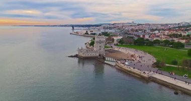 Lizbon 'daki Belem Kulesi' nin hava görüntüsü. Ortaçağ binası, turistik dönüm noktası. Lizbon, Portekiz.