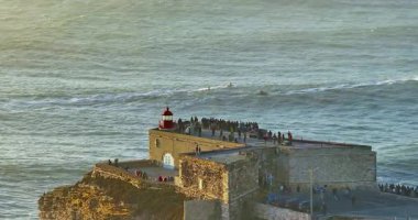 Okyanus kıyısının kenarında ikonik deniz feneri olan havadan görüntüsü. Portekiz 'de Atlantik' in güzel doğası.