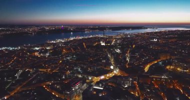 Lizbon ufuk çizgisi Portekiz 'in gece manzarası. Gece Çarpıcı Manzarası. 