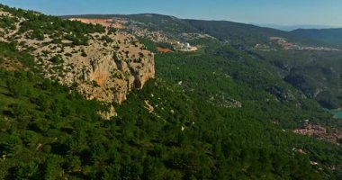 Var Bölümü, Fransa, Provence-Alpes-Cote dAzur 'un yaz aylarındaki doğal rahatlama manzarası.