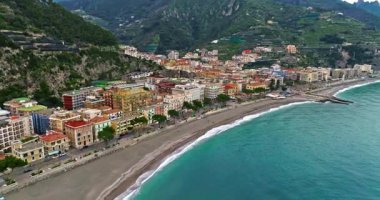 Maiori tatil köyünün havadan görünüşü, Amalfi sahili, İtalya.