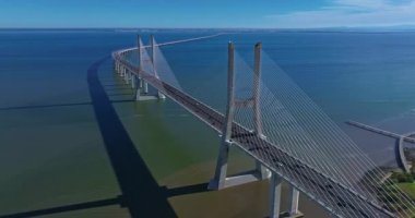 Portekiz, Lizbon 'daki Tagus Nehri' ni geçen Vasco da Gama köprüsünün hava görüntüsü. Modern tasarım.