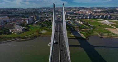 Portekiz, Lizbon 'daki Tagus Nehri' ni geçen Vasco da Gama köprüsünün hava görüntüsü. Modern tasarım.
