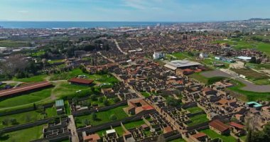 Pompei 'nin havadan görünüşü. Pompeii, İtalya 'da büyük ölçekli bir arkeoloji kompleksi olan büyük bir antik Roma kentidir..
