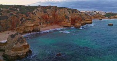 Günbatımında Ponta da Piedade, Lagos, Portekiz 'deki dramatik uçurumların ve deniz fenerinin havadan görünüşü.